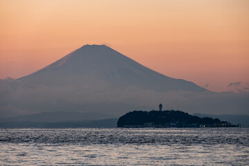 神奈川県逗子海岸からの夕日の江ノ島と富士山