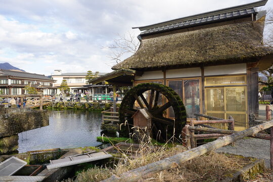 昔の日本の田舎の風景、藁葺き屋根の水車小屋と湖のある田舎町