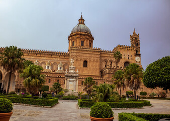 Fototapeta na wymiar View of the cathedral de Palermo, Italy