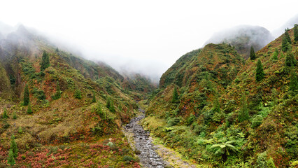 Drohnenaufnahme,Wanderer im nebelverhangenen wildromantischen Tal Vale das Lombadas,Serra de Aqua...