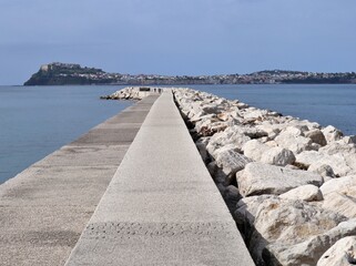 Monte di Procida - Molo sopraflutto del Porto di Acquamorta verso Procida