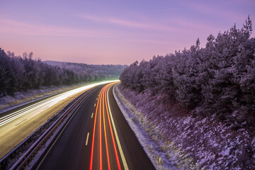 lichtspuren auf der autobahn im winter