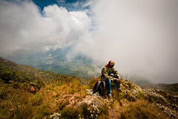 Obraz premium Taking a break climbing up Muhabura Volcano, Rwanda
