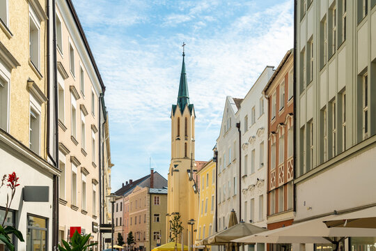 Germany, Bavaria, Passau, Houses along Theresienstrasse with City Parish Church of Saint Matthew in background