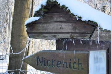 Schild nach Nickenich mit Eiszapfen