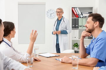 Obraz premium Doctor giving lecture near flipchart in conference room
