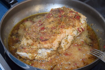 Putenbraten in der Pfanne, mit Marinade angebraten