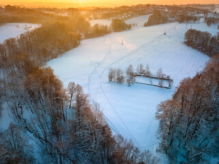 Zimowy, śnieżny i mroźny krajobraz o zachodzie słońca z drona mavic 3 classic - obrazy, fototapety, plakaty