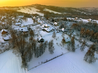 Zimowy, śnieżny i mroźny krajobraz o zachodzie słońca z drona mavic 3 classic - obrazy, fototapety, plakaty