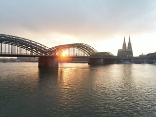 Hohenzollernbrücke mit Dom in Köln