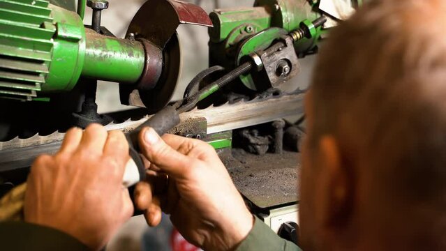 Mechanic repairing spinning sharpening machine for saw band sharpening