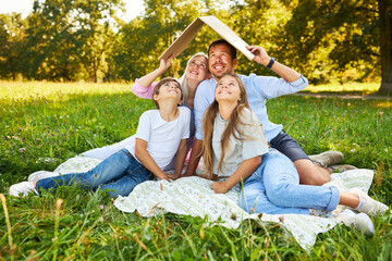 Familie mit zwei Kindern und Dach über dem Kopf