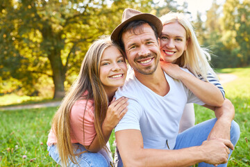 Fototapeta premium Glücklicher Vater mit Tochter und Frau zusammen