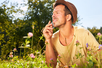 Mann in einer Wiese mit blühenden Blumen