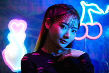 ネオンサインと若い女性のポートレート