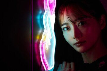 ネオンサインと若い女性のポートレート