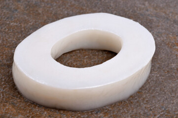 Anneau de calamar cru en gros plan sur fond gris