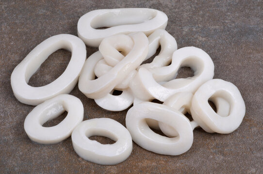 Anneaux de calamars crus sur fond gris