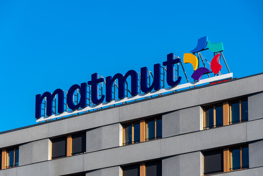 Paris, France - 16 d&eacute;cembre 2022: Enseigne avec le logo de la compagnie d'assurance fran&ccedil;aise Matmut sur le toit d'un immeuble