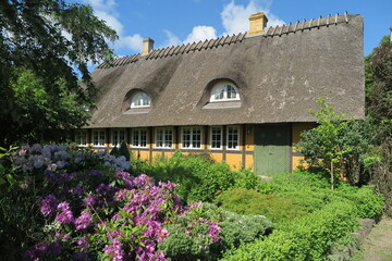 Fototapeta na wymiar reetbedecktes Haus in Troense, Insel Tåsinge, Dänemark 