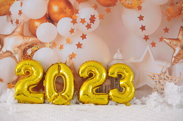  feliz ano novo 2023 comemoração balões dourados e brancos 