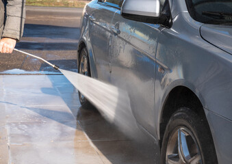 car wash cleaning car with water