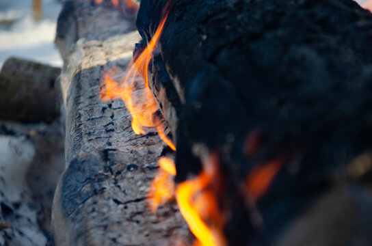 a long and weakly burning, smoldering fire made of logs.