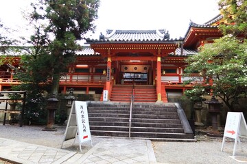 A Japanese shrine in Kyoto : the scene of an entrance to Go-hon-sha Main Hall in the precincts of Iwashimizu-hachimangu Shrine 京都にある日本の神社：岩清水八幡境内にある御本社入り口の風景