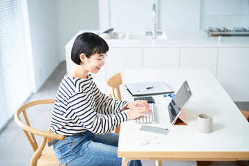 部屋のテーブルで仕事をする若い女性