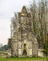 Naklejka premium Façade de l'église détruite de Varenne à Rochemenier, Pays de la Loire, France