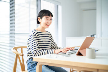 部屋のテーブルで仕事をする若い女性