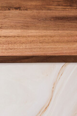 tavola legno su sfondo marmo