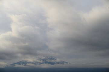 Fototapeta na wymiar 雲の中の富士山