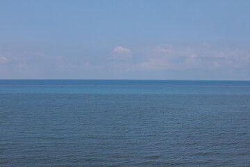 Obraz premium Seascape with blue water and sky on the horizon
