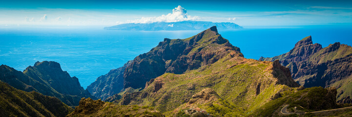 Blick über die Los Gigantes von der Kanarischen Insel Teneriffa nach La Gomera - Panorama - obrazy, fototapety, plakaty