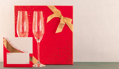 Fond d'écran pour la Saint-Valentin avec un cadeau et des coupes de champagne. Composition...