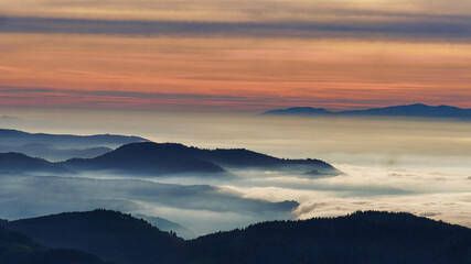 Fototapeta na wymiar Blick von der Hornisgrinde in das Rheintal und die Schwarzwaldhöhen mit Nebel und Sonnenuntergang