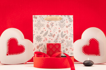 Fond d'écran pour la Saint-Valentin avec des cœurs rouges et un paquet cadeau. Composition romantique de la Saint-Valentin, déclaration d'amour, fête des mères, anniversaire, fiançailles.