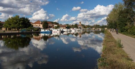Fototapeta na wymiar Briennon dans la Loire avec son port de plaisance le long du canal de Roanne à Digoin, lieu touristique
