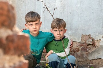 Two brothers are orphans, hiding in an abandoned house, frightened by the disaster and hostilities....