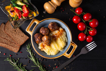 beef meatballs with mashed potatoes