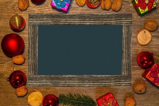Weihnachtskarte mit Weihnachtsdekoration auf einem Holztisch und einer Schildertafel für Freiraum für Öffnungszeiten