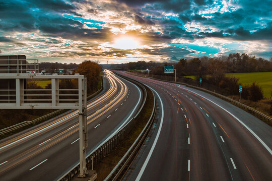 Langzeitbelichtung - Autobahn - Strasse - Traffic - Travel - Background - Line - Ecology -  Motorway - Highway - Night Traffic - Long Exposure - Cars Speeding - Lights - Sunset - High quality photo