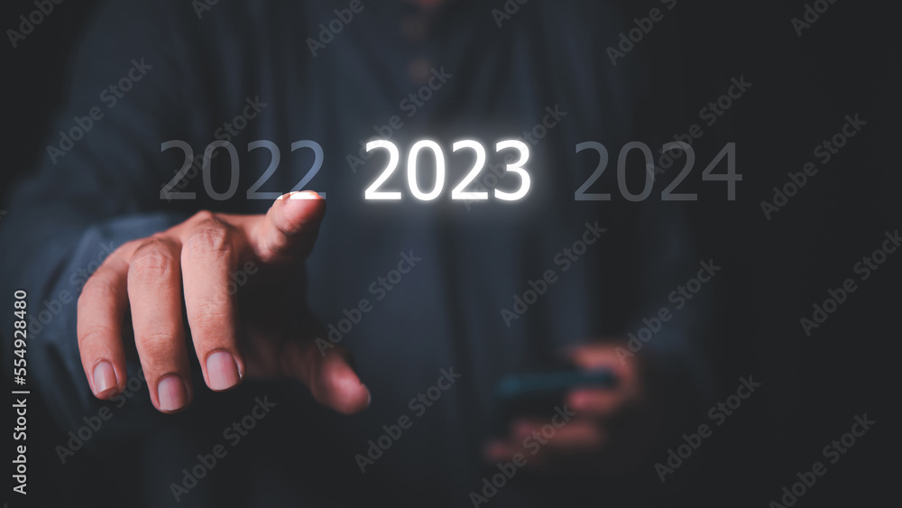 Aufkleber the guy selects year 2023 hi-light from the options on the virtual screen