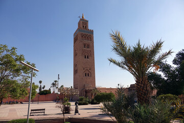 Fototapeta na wymiar La grande traversée de l’Atlas au Maroc, 18 jours de marche. Retour à Marrakech, place Jemaa el-Fnaa, les poteries, les charmeurs de serpents, la Koutoubia ...