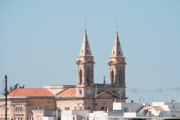 Campanarios de la Basílica santuario de San Cosme y Damián en Alberobello, Italia. Tejados y...