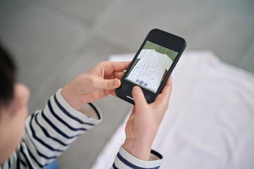 衣類を撮影する若い女性