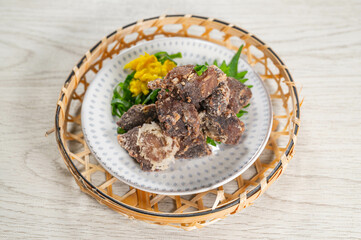 まぐろの唐揚げと食用菊