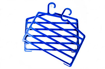 Ganchos multiples para ropa en fondo banco