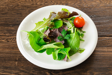 白い皿に盛った野菜サラダ